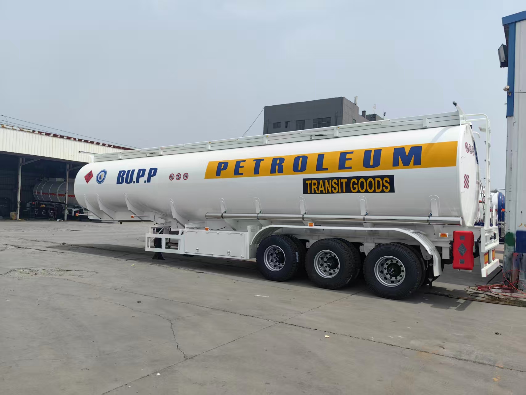 Shengrun export-type tri-axle aluminum alloy liquid tank semi-trailer